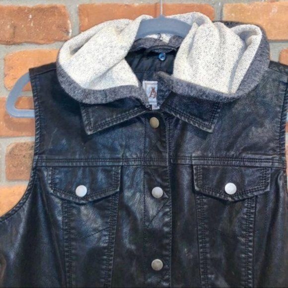 AMI Vegan Leather Black Vest Removable Hood Size Medium - Picture 2 of 6